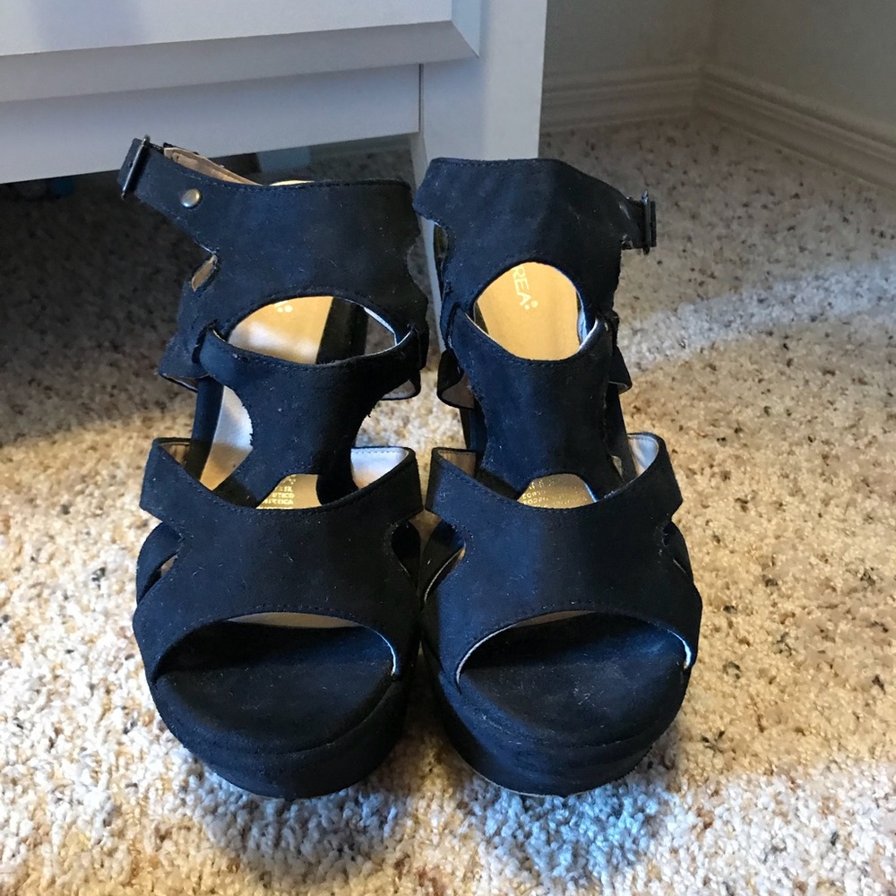 Andrea black wedges